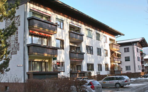 Haus Grani: Voiture, Roue, Propriété, Bâtiment, Fenêtre, Ciel, Véhicule, Plante, Neige