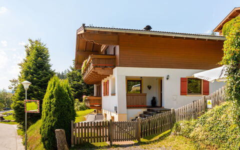 Haus am Sonnenhang: Plante, Ciel, Bâtiment, Propriété, Fenêtre, Maison, Arbre, Clôture, Lot Terre, Herbe