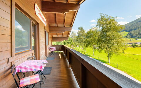 Haus am Sonnenhang: Propriété, Plante, Bâtiment, Bois, Ombre, Fenêtre, Arbre, Lumière Du Soleil, Porche, Table