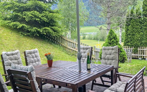 Haus am Sonnenhang: Plante, Table, Meubles, Propriété, Tableau De Plein Air, Vert, Botanique, La Nature, Chaise, Bâtiment
