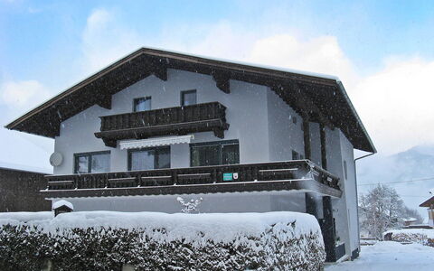 Haus Zimmermann: Ciel, Nuage, Bâtiment, Neige, Fenêtre, Maison, Plante, Chalet, Pente, Paysage
