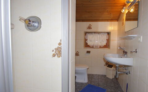 Haus Zimmermann: Salle De Bains, Pièce, Propriété, Luminaire Plomberie, Mur, Maison, Lavabo, Bâtiment, Sol, Immobilier