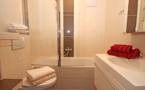 Seefeld in Tirol 202: Salle De Bains, Propriété, Pièce, Design Intérieur, Sol, Meubles, Tuile, Bâtiment, Architecture, Baignoire