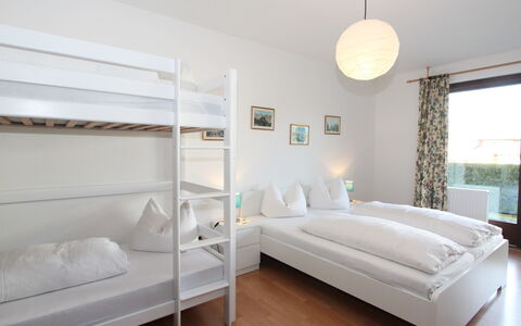 Seefeld in Tirol 202: Meubles, Chambre, Pièce, Lit, Blanc, Propriété, Drap De Lit, Design Intérieur, Cadre De Lit, Literie