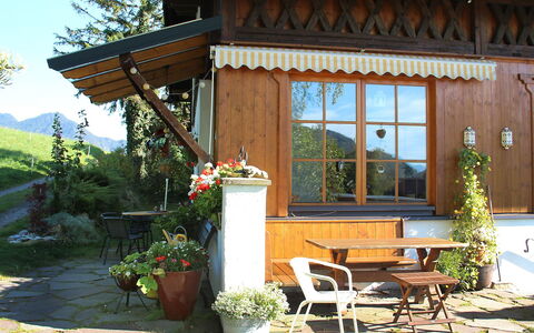 Berghaus Waldner: Plante, Fleur, Bâtiment, Propriété, Pot De Fleur, Meubles, Plante D'Appartement, Vert, Ciel, Ombre