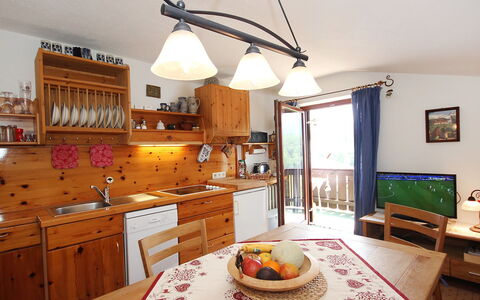 Berghaus Waldner: Pièce, Comptoir, Meubles, Propriété, Design Intérieur, Cuisine, Bâtiment, Maison, Plafond, Domicile