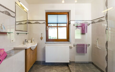 Berghaus Waldner: Salle De Bains, Propriété, Pièce, Design Intérieur, Bâtiment, Violet, Immobilier, Maison, Sol, Architecture