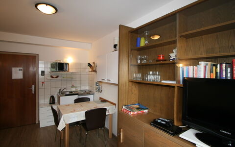 Biegel-Kraus: Meubles, Cabinetry, Télévision, Électroménager, Étagère, Comptoir, Appareil De Cuisine, Cuisine, Plante D'Appartement, Chaise