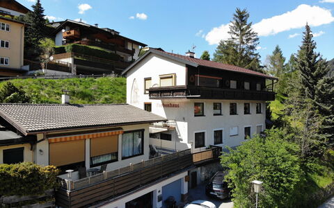 Biegel-Kraus: Bâtiment, Fenêtre, Maison, Zone Résidentielle, Domicile, Toit, Établissements Humains, Pente, Balcon, Village