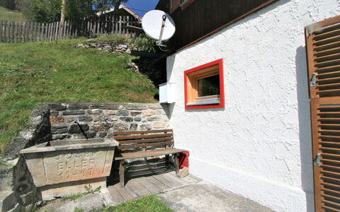 Chalet Antritt: Propriété, Plante, Bâtiment, Bois, Fenêtre, Pente, Maison, Toit, Couverture De Sol, Herbe