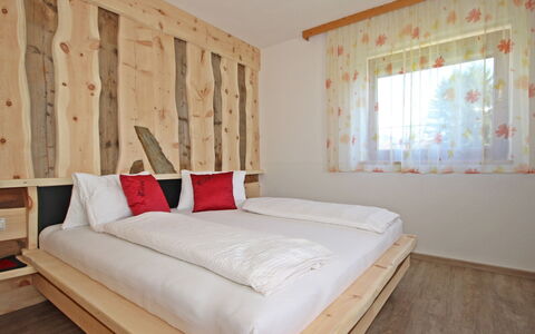 Haus Sailer: Chambre, Lit, Meubles, Pièce, Propriété, Cadre De Lit, Design Intérieur, Mur, Matelas, Sol