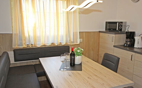 Haus Sailer: Pièce, Propriété, Design Intérieur, Meubles, Comptoir, Sol, Bâtiment, Table, Mur, Maison