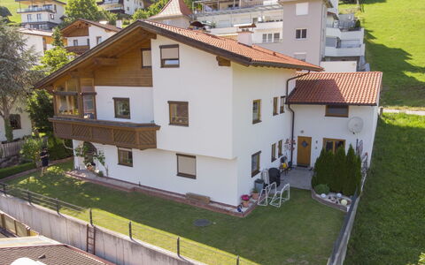 Haus Sailer: Bâtiment, Plante, Propriété, Fenêtre, Vert, Maison, Arbre, Design Urbain, Lot Terre, Quartier