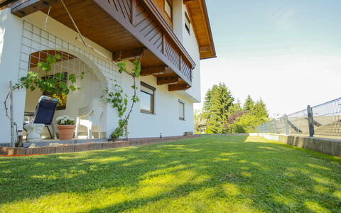 Haus Sailer: Bâtiment, Plante, Propriété, Ciel, Feuille, Éclairage, Lot Terre, Architecture, Ombre, Végétation