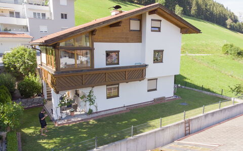 Haus Sailer: Plante, Fenêtre, Bâtiment, Arbre, Bois, Maison, Lot Terre, Mur, Design Urbain, Zone Résidentielle
