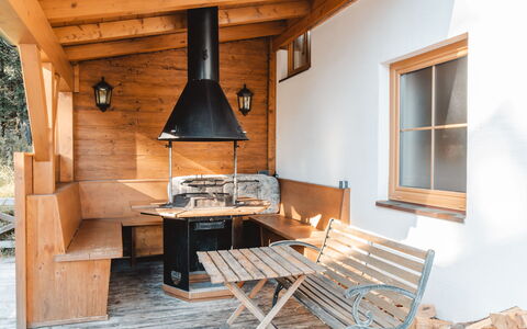 Hochkrimml 2: Propriété, Table, Fenêtre, Bâtiment, Bois, Design Intérieur, Sol, Sol, Tache De Bois, Chalet