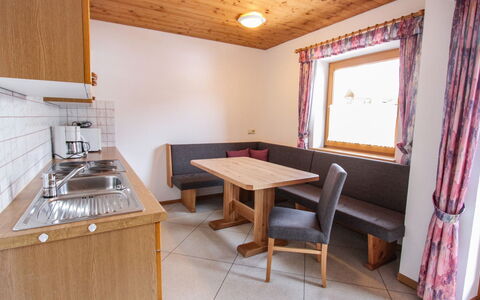 Königsleiten 170: Cabinetry, Meubles, Comptoir, Evier, Table, Fenêtre, Évier, Rideau, Bois, Bâtiment