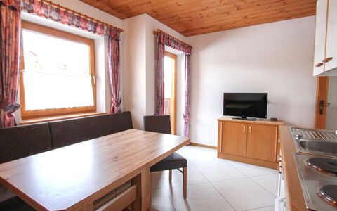 Königsleiten 170: Table, Meubles, Propriété, Cabinetry, Bois, Design Intérieur, Architecture, Sol, Sol, Tache De Bois