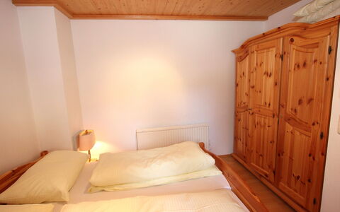 Königsleiten 2: Chambre, Lit, Pièce, Meubles, Propriété, Plafond, Drap De Lit, Cadre De Lit, Literie, Mur