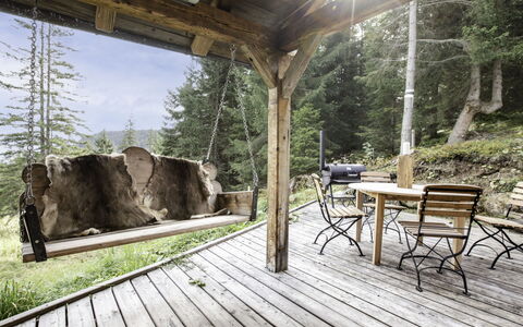 Königsleiten 2: Propriété, Plante, Table, Meubles, Bois, Chaise, Arbre, Ciel, Ombre, Bâtiment