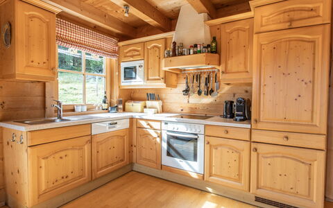 Königsleiten 2: Comptoir, Cabinetry, Propriété, Appareil De Cuisine, Tiroir, Cuisine, Fenêtre, Cuisinière, Bois, Design Intérieur