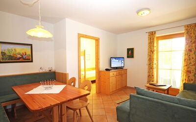 Manuela 300.3: Pièce, Propriété, Meubles, Design Intérieur, Bâtiment, Salon, Maison, Sol, Table, Immobilier