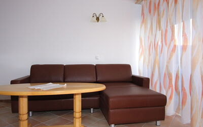 Manuela 300.9: Meubles, Pièce, Propriété, Sol, Design Intérieur, Mur, Table, Canapé, Salon, Table Basse