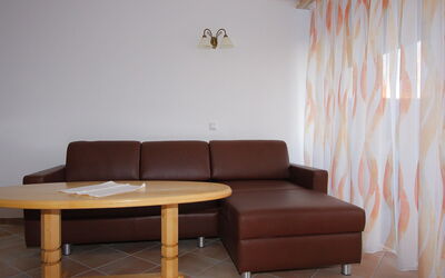 Manuela 300.7: Meubles, Pièce, Propriété, Sol, Mur, Design Intérieur, Table, Canapé, Salon, Table Basse