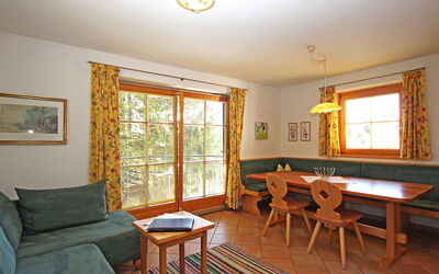 Manuela 300.5: Pièce, Propriété, Meubles, Design Intérieur, Bâtiment, Maison, Sol, Salon, Immobilier, Table