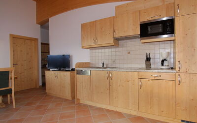 Manuela 300.6: Pièce, Propriété, Cabinetry, Comptoir, Cuisine, Meubles, Sol, Bâtiment, Tuile, Cuisinière