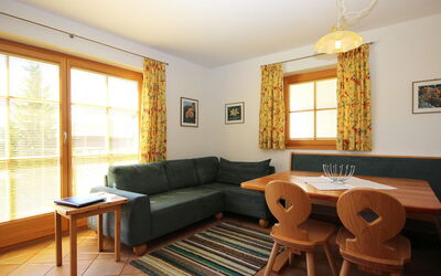 Manuela 300.2: Pièce, Meubles, Propriété, Design Intérieur, Salon, Bâtiment, Table, Maison, Sol, Plafond