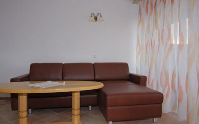 Manuela 300.8: Meubles, Pièce, Propriété, Sol, Mur, Design Intérieur, Table, Canapé, Salon, Table Basse