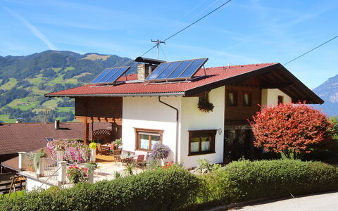 Michaela: Plante, Ciel, Bâtiment, Nuage, Fenêtre, Propriété, Maison, Lot Terre, Végétation, Montagne