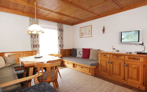 Michaela: Pièce, Propriété, Meubles, Bâtiment, Plafond, Design Intérieur, Maison, Sol, Table, Bois