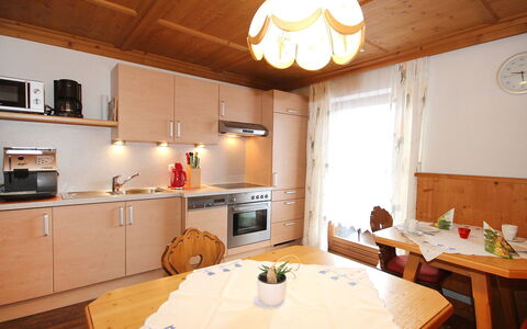 Michaela: Pièce, Propriété, Meubles, Bâtiment, Design Intérieur, Cuisine, Plafond, Maison, Cabinetry, Table