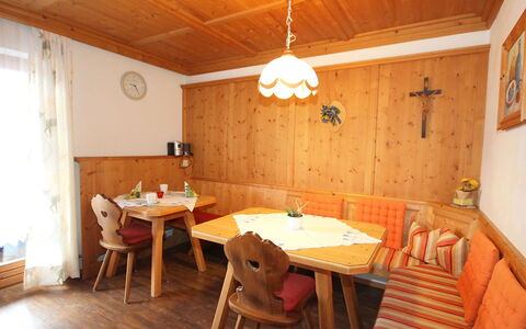 Michaela: Pièce, Propriété, Meubles, Bâtiment, Table, Design Intérieur, Maison, Salle À Manger, Plafond, Sol