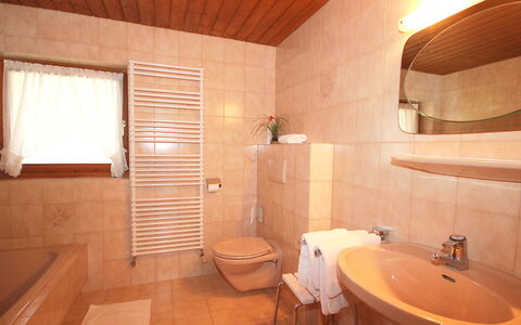Michaela: Miroir, Évier, Robinet, Propriété, Luminaire Plomberie, Bâtiment, Lavabo, Salle De Bains, Bois, Design Intérieur