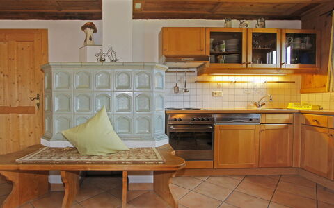 Auhäusl: Comptoir, Pièce, Meubles, Cuisine, Cabinetry, Propriété, Cuisinière, Sol, Bâtiment, Tuile