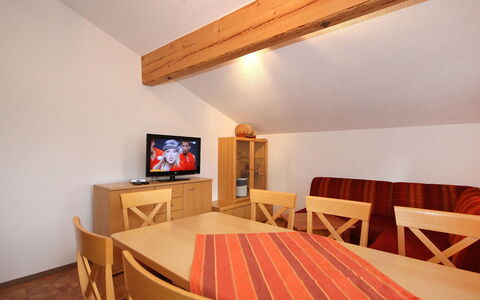 Fügen 320: Pièce, Propriété, Meubles, Design Intérieur, Plafond, Bâtiment, Maison, Mur, Sol, Table