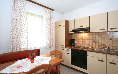 Gasteighof 320.5: Pièce, Propriété, Meubles, Bâtiment, Design Intérieur, Maison, Tuile, Immobilier, Cuisine, Cabinetry