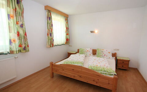 Eberharter: Chambre, Pièce, Propriété, Meubles, Lit, Sol, Design Intérieur, Cadre De Lit, Literie, Drap De Lit