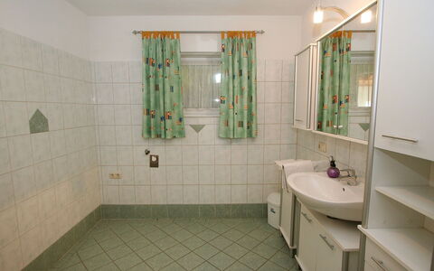 Eberharter: Salle De Bains, Pièce, Propriété, Tuile, Sol, Design Intérieur, Bâtiment, Luminaire Plomberie, Immobilier, Maison