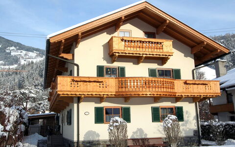 Kaltenbach 400: Ciel, Neige, Fenêtre, Plante, Bâtiment, Arbre, Bois, Immobilier, Pente, Siding
