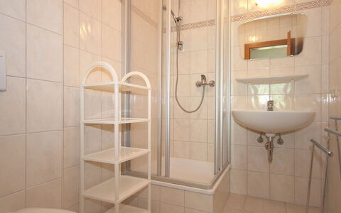Christoph: Salle De Bains, Tuile, Propriété, Pièce, Étagère, Mur, Design Intérieur, Sol, Luminaire Plomberie, Accessoire Salle De Bain