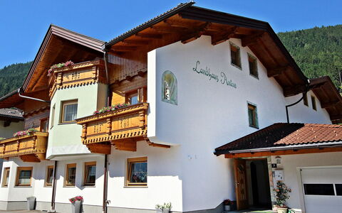 Marina: Maison, Bâtiment, Propriété, Architecture, Ville, Immobilier, Façade, Domicile, Ciel, Vacances