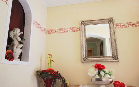 Marina: Miroir, Fleur, Cadre, Propriété, Plante, Plante D'Appartement, Design Intérieur, Pot De Fleur, Mur, Rouge