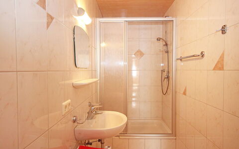 Marina: Salle De Bains, Propriété, Pièce, Tuile, Luminaire Plomberie, Design Intérieur, Mur, Architecture, Bâtiment, Maison