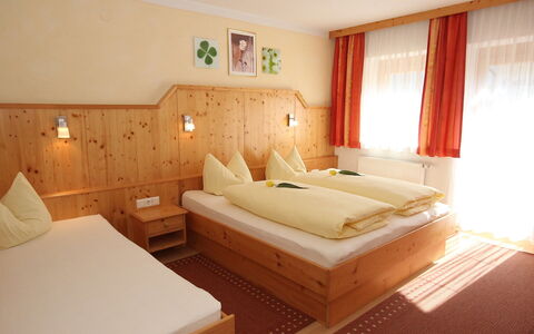 Marina: Chambre, Lit, Meubles, Pièce, Matelas, Cadre De Lit, Propriété, Design Intérieur, Literie, Drap De Lit
