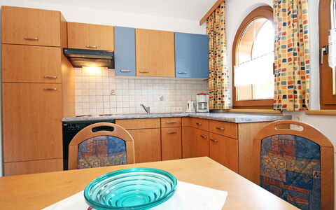 Hippach 170: Pièce, Propriété, Comptoir, Cuisine, Design Intérieur, Meubles, Cabinetry, Tuile, Maison, Bâtiment