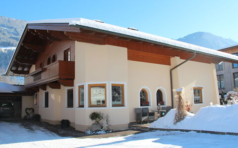 Hippach 170: Ciel, Bâtiment, Propriété, Plante, Neige, Fenêtre, Ombre, Maison, Architecture, Chalet